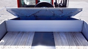 A toolbox as additional storage room on the gooseneck