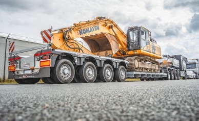 MAX710 lowbed trailer as 2+4 with excavator bridge