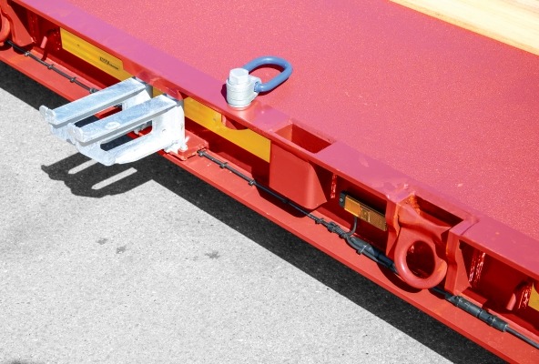 Lashing rings ensure optimal load security.