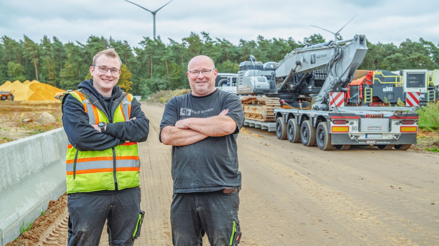 Reiner Elferink und Sohn Justin vor dem MAX710 Tieflader