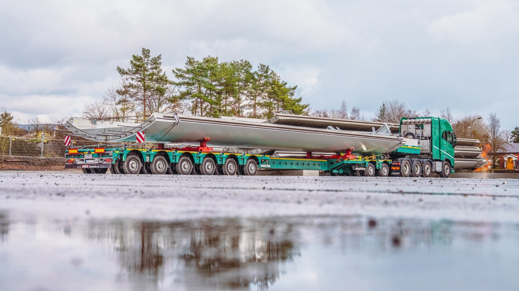 MAX810 semi-trailer as 2+6 axle version