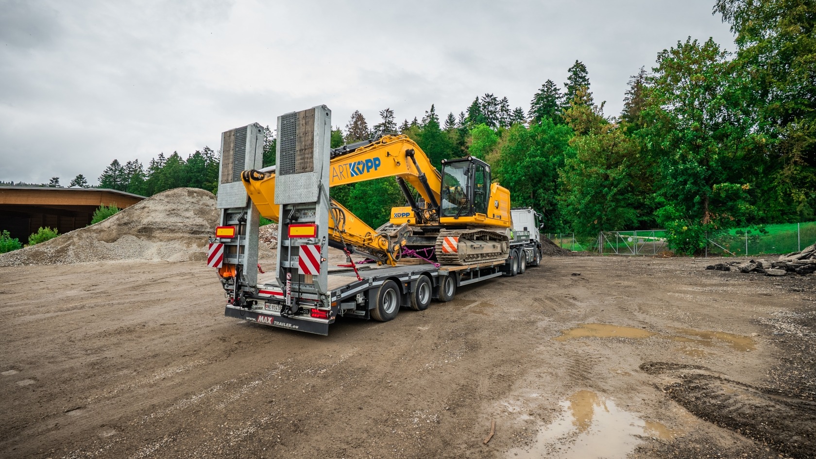 MAX100 semi-trailer in action