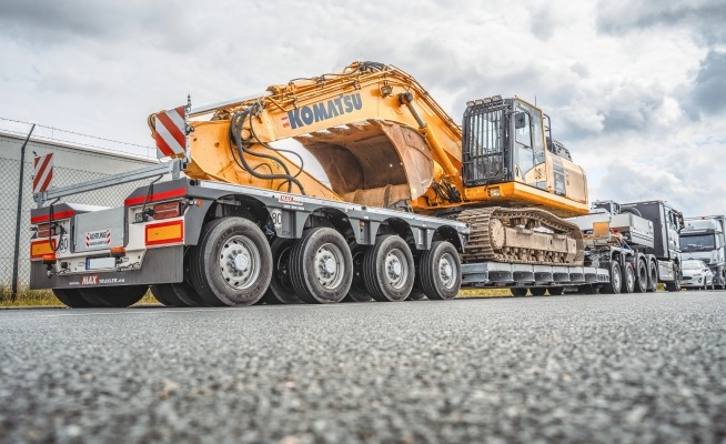 MAX710 lowbed trailer as 2+4 with excavator bridge
