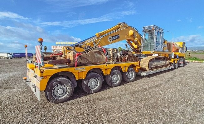 The MAX710 lowbed trailer for heavy haul construction jobs