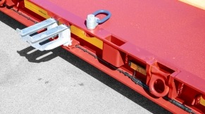 Lashing rings ensure optimal load security.