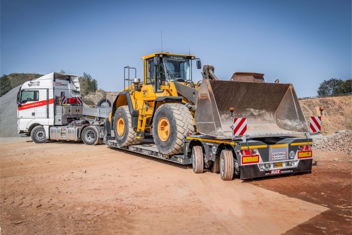 MAX510 low bed trailer with pendle-axles are easy to handle on the construction site.