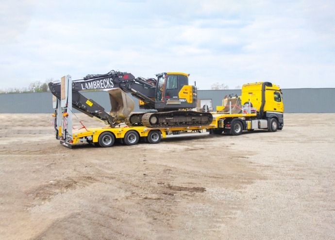 A MAX110 semi low loader for different construction tasks