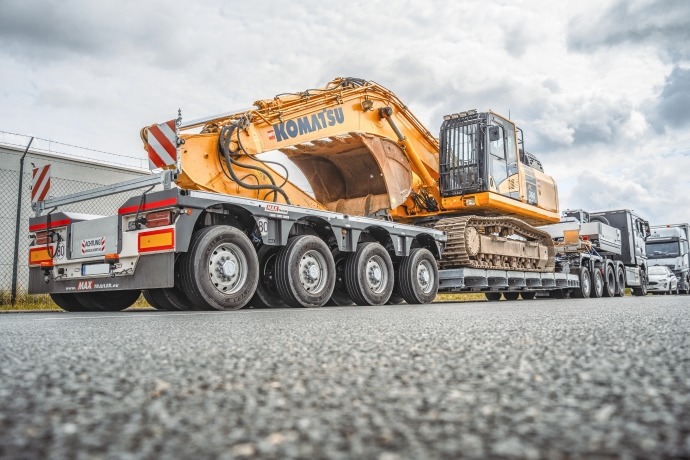 MAX710 lowbed trailer as 2+4 with excavator bridge