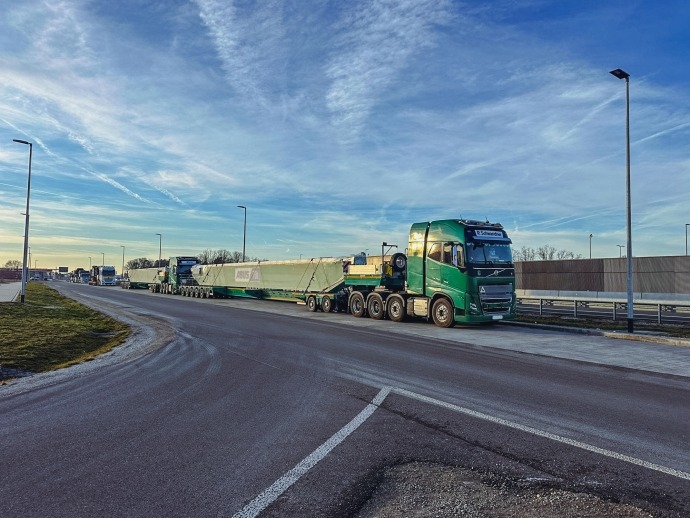 MAX810 semi-trailer as 2+6 axle version